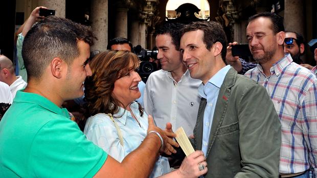 Casado pasa al ataque directo contra Cospedal y Santamaría