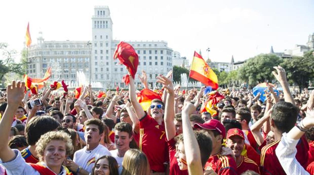 Pantalla gigante en la plaza Cataluña para seguir el partido de octavos de final de la Eurocopa