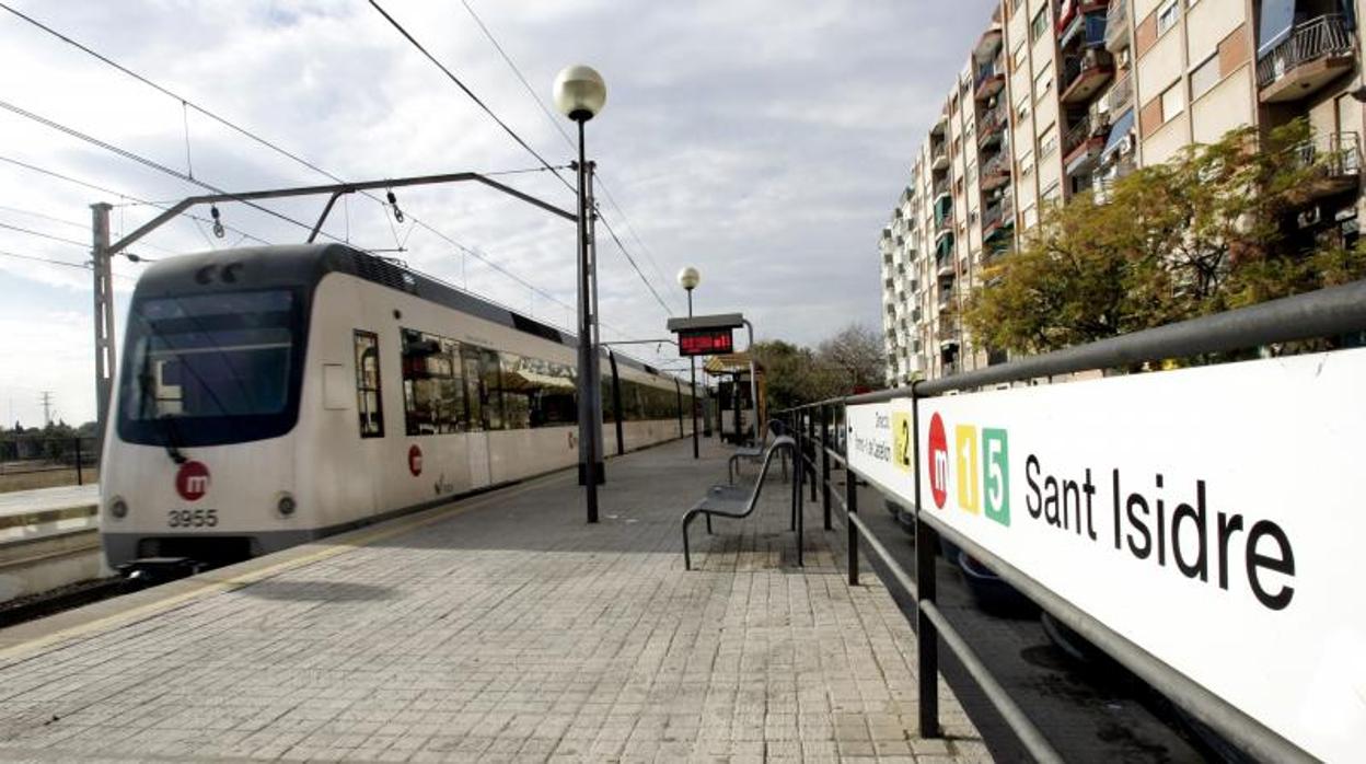 Un convoy de Metrovalencia parado en una estación