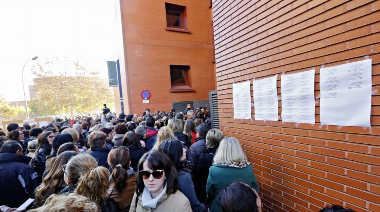 Colas de aspirantes a una plaza en Sanidad antes de un examen