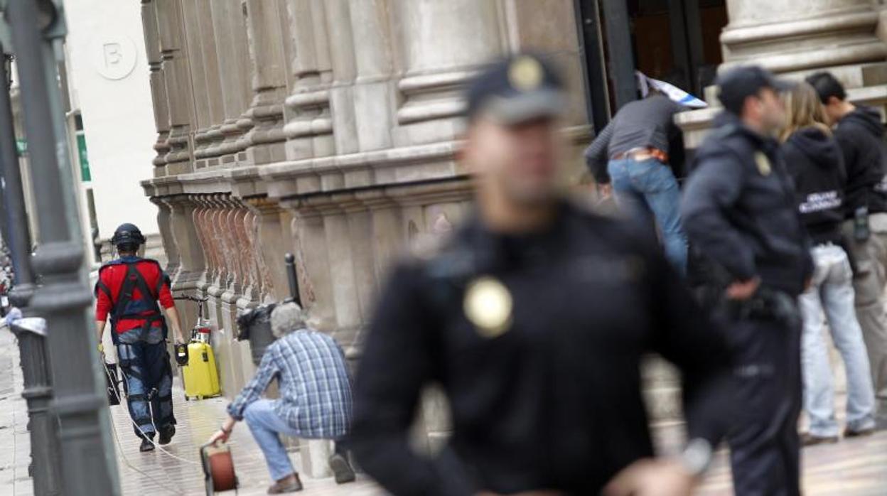 Agentes de la Policía Nacional durante una intervencion en Valencia