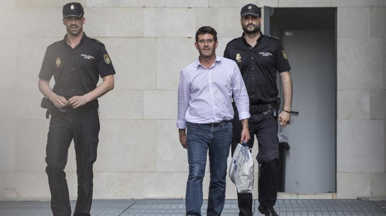 El presidente de la Diputación de Valencia, custodiado por dos agentes tras su detención