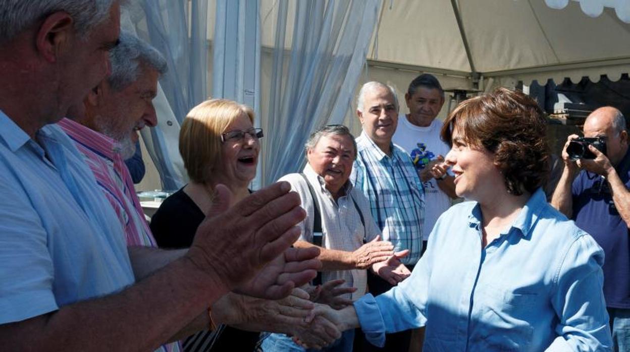 Soraya Sáenz de Santamaría saluda a militantes del PP