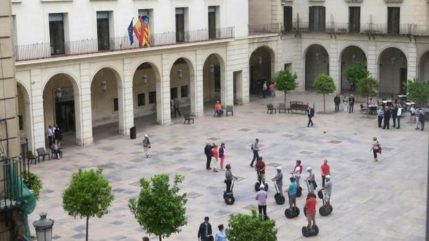 Multa de 90 euros por pegar a una menor que la mojó con agua desde el balcón