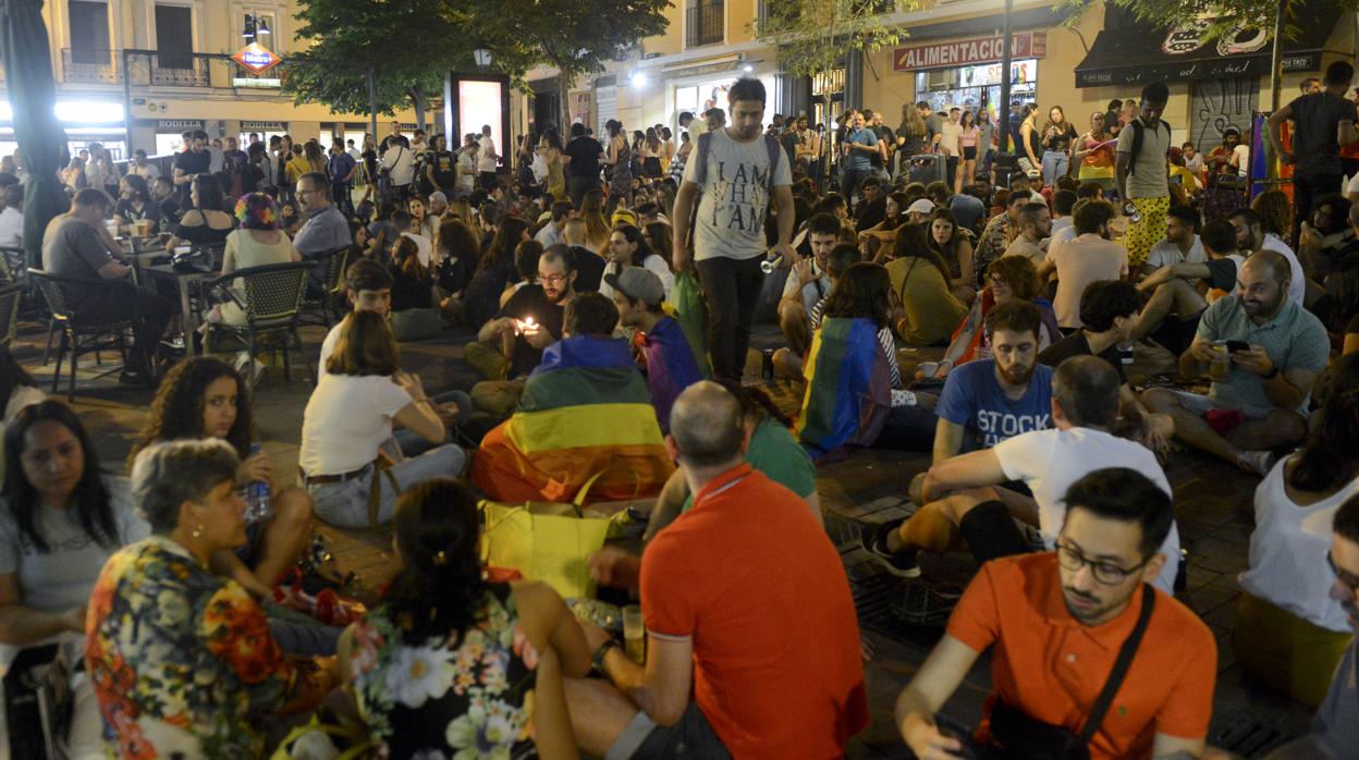 La plaza de Chueca volvió ayer a registrar un macrobotellón