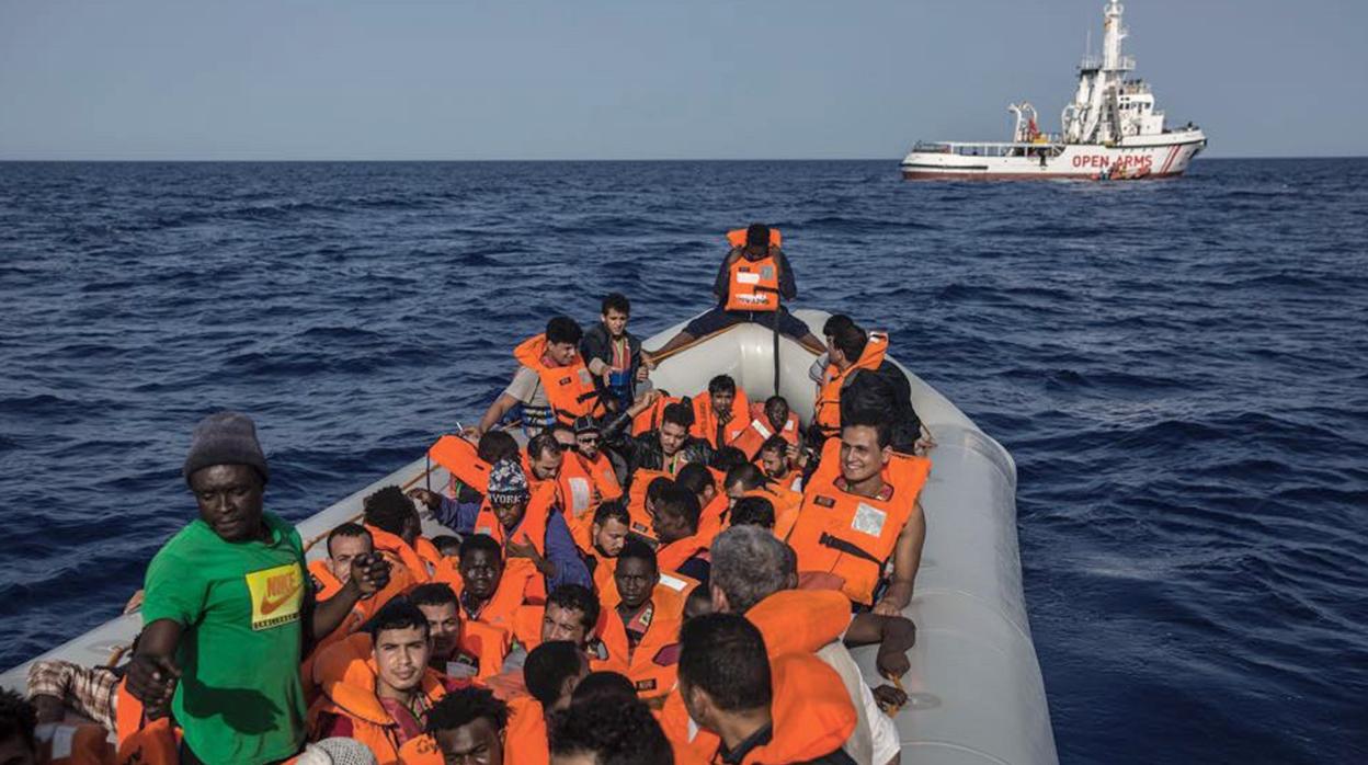 Fotografía facilitada por Proactiva Open Arms, del rescate de 60 migrantes frente a las costas de Libia