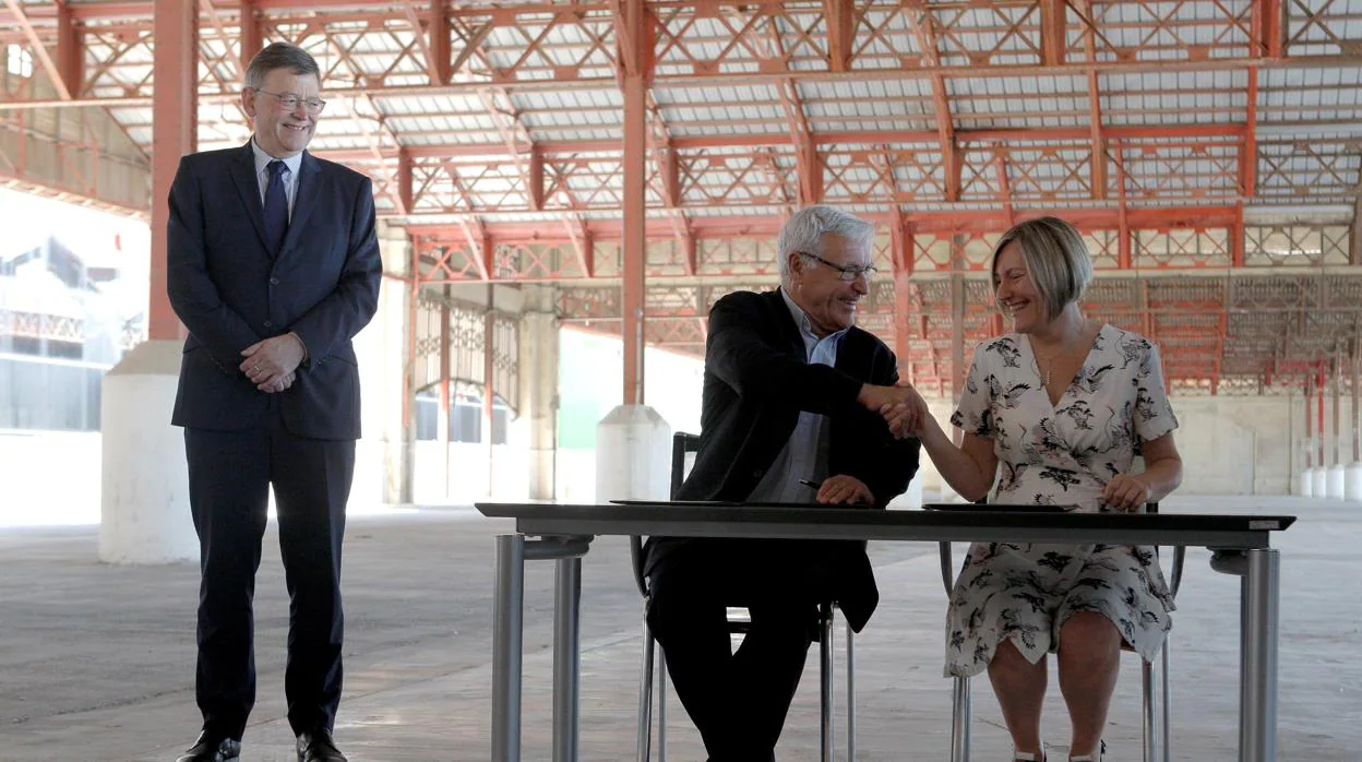 Ximo Puig observa el apretón de manos de Joan Ribó con la consellera María José Salvador