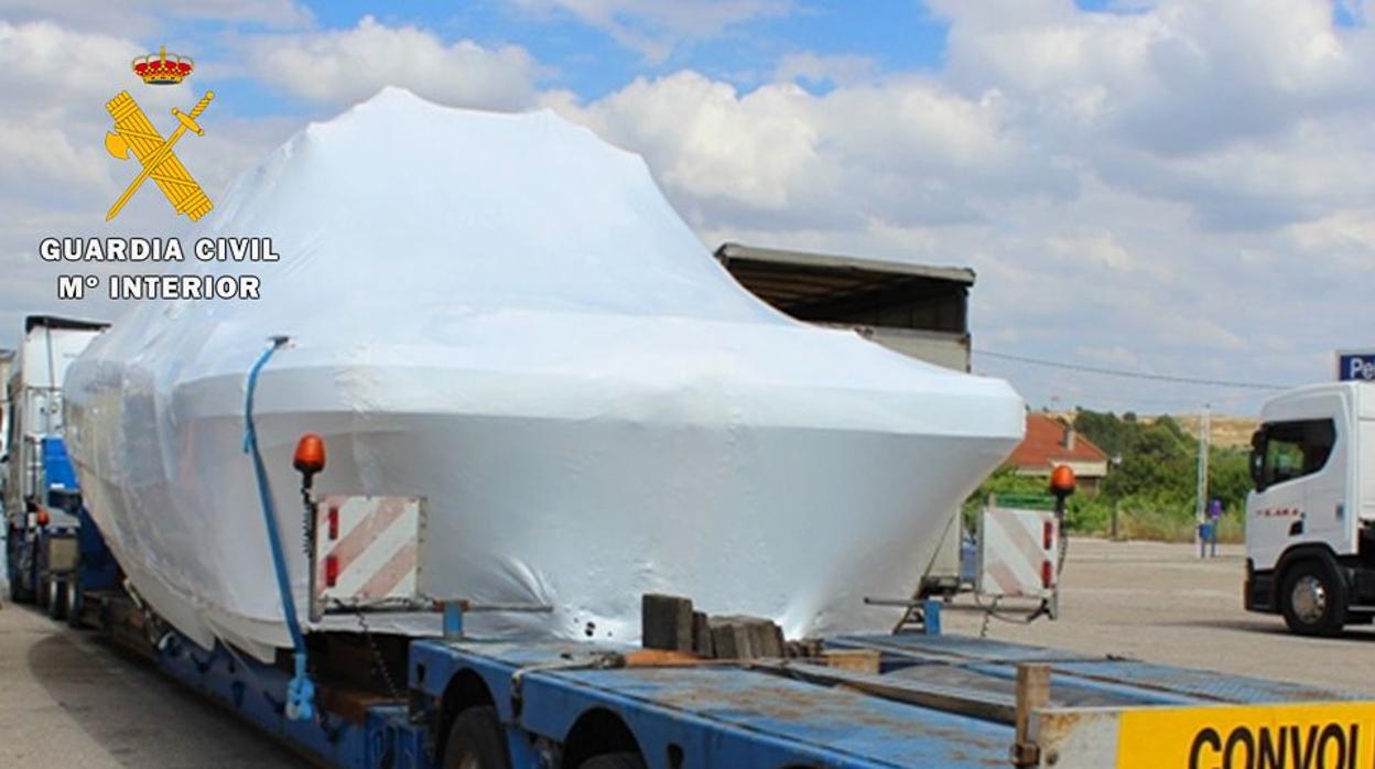 Barco en el que viajaban los «polizones» transportado por un camión