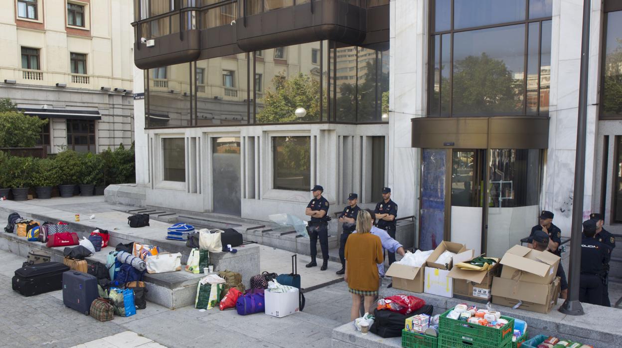 Policías, ayer, en la puerta del que fuera Banco de Madrid