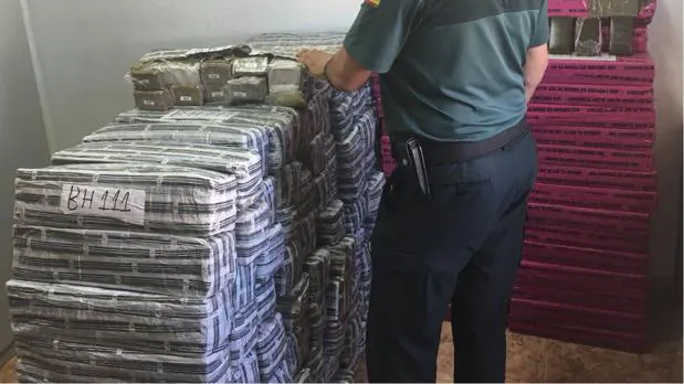 800 kilos de hachís escondidos entre ropa segunda en furgoneta