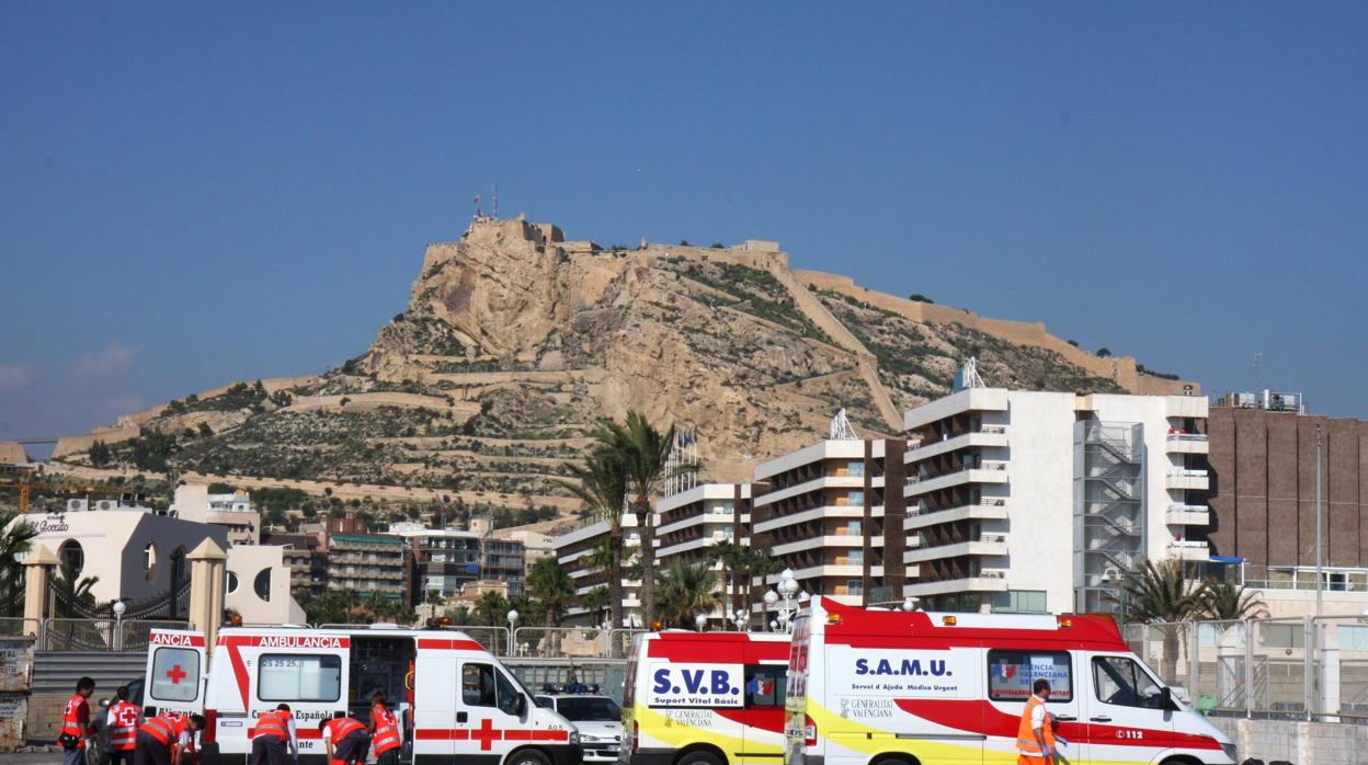 Imagen de archivo de unas ambulancias en el puerto de Alicante