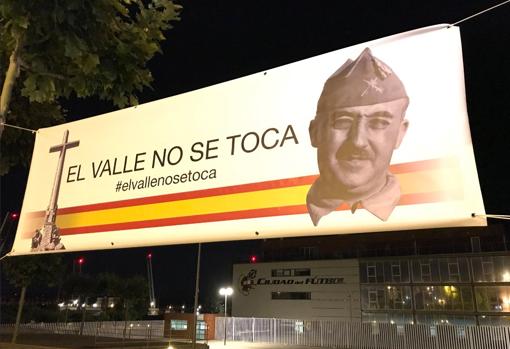 Pancarta colgada frente a la Ciudad del Fútbol de Las Rozas