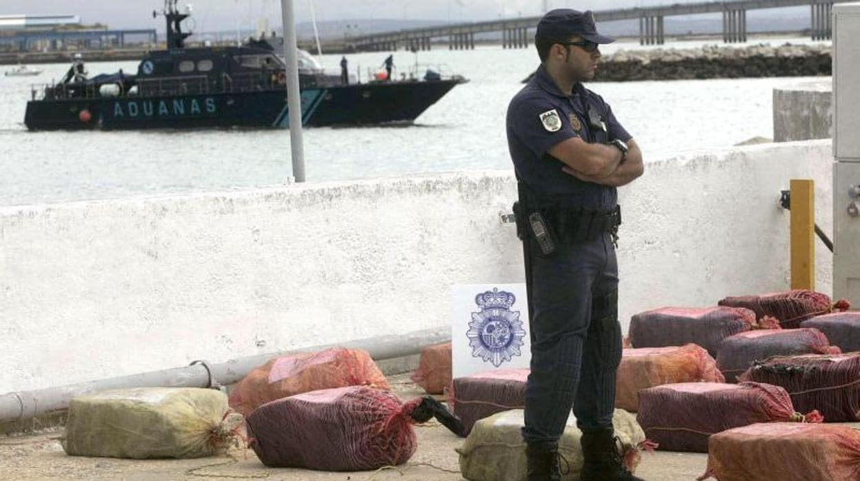 Policia Nacional custodia un alijo de droga en imagen de archivo
