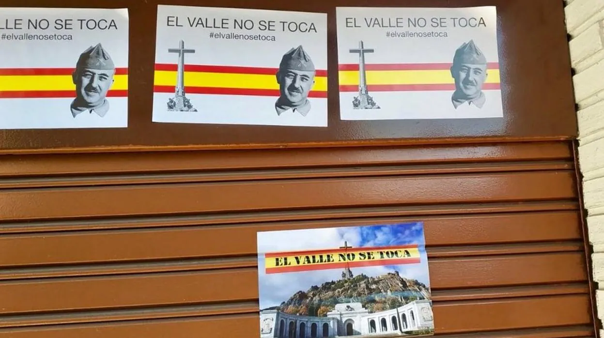 Adhesivos con la cara de Franco pegados en la sede del PSOE en Alcalá de Henares