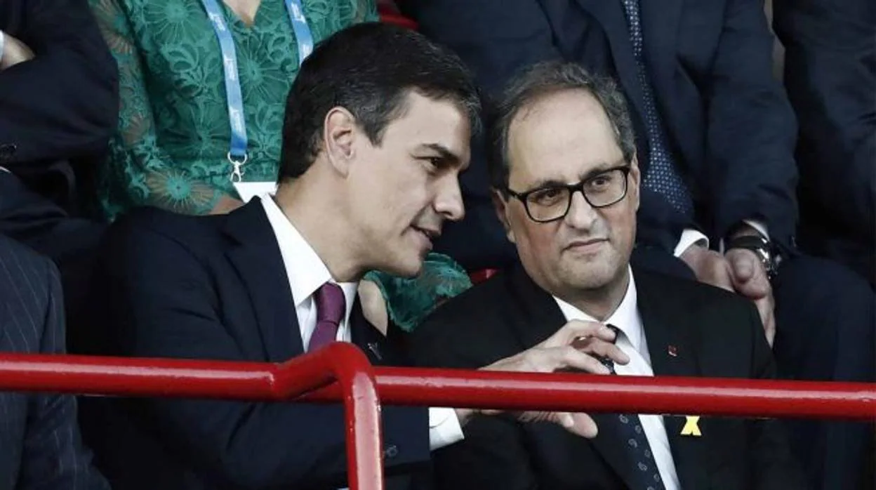 El presidente del Gobierno y el máximo responsable de la Generalitat departiendo durante la inauguración de los Juegos del Mediterráneo