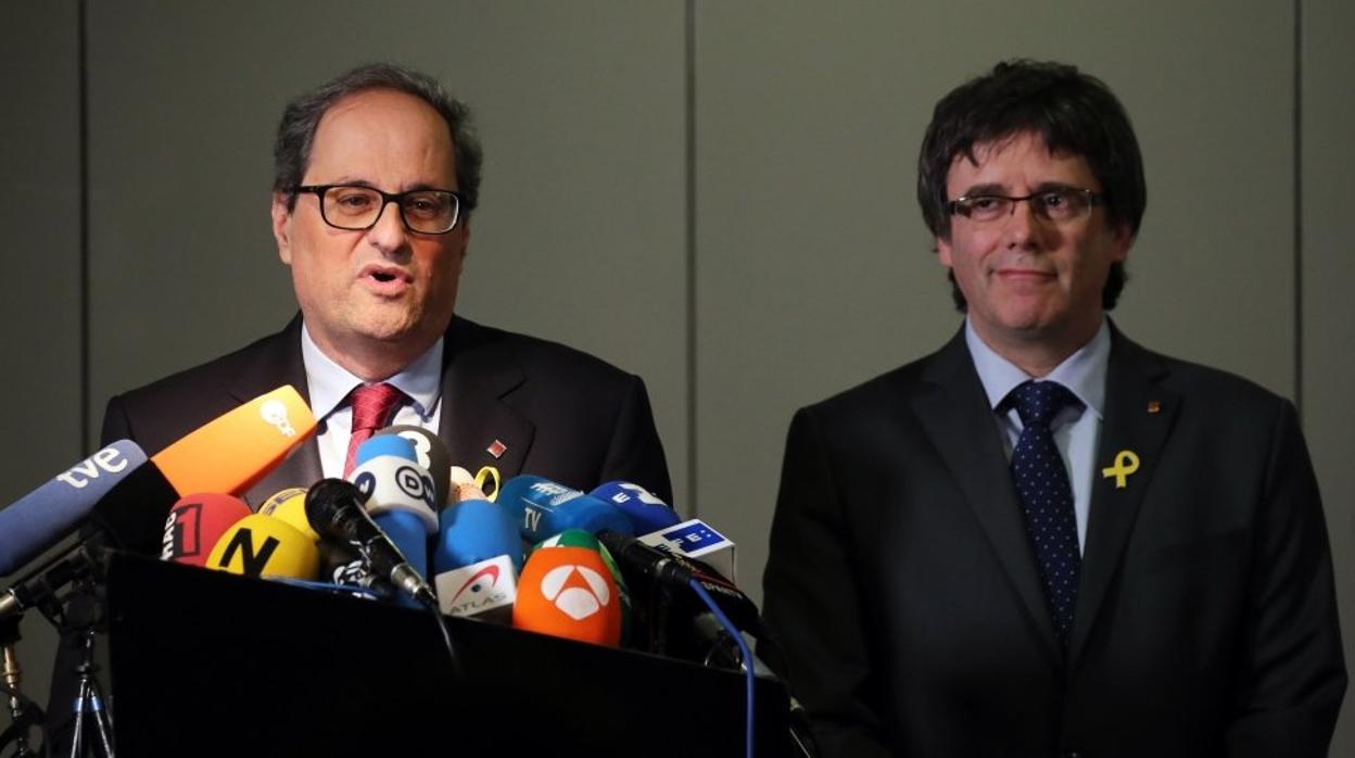 Quim Torra y Carles Puigdemont se ríen durante una rueda de prensa en Berlín
