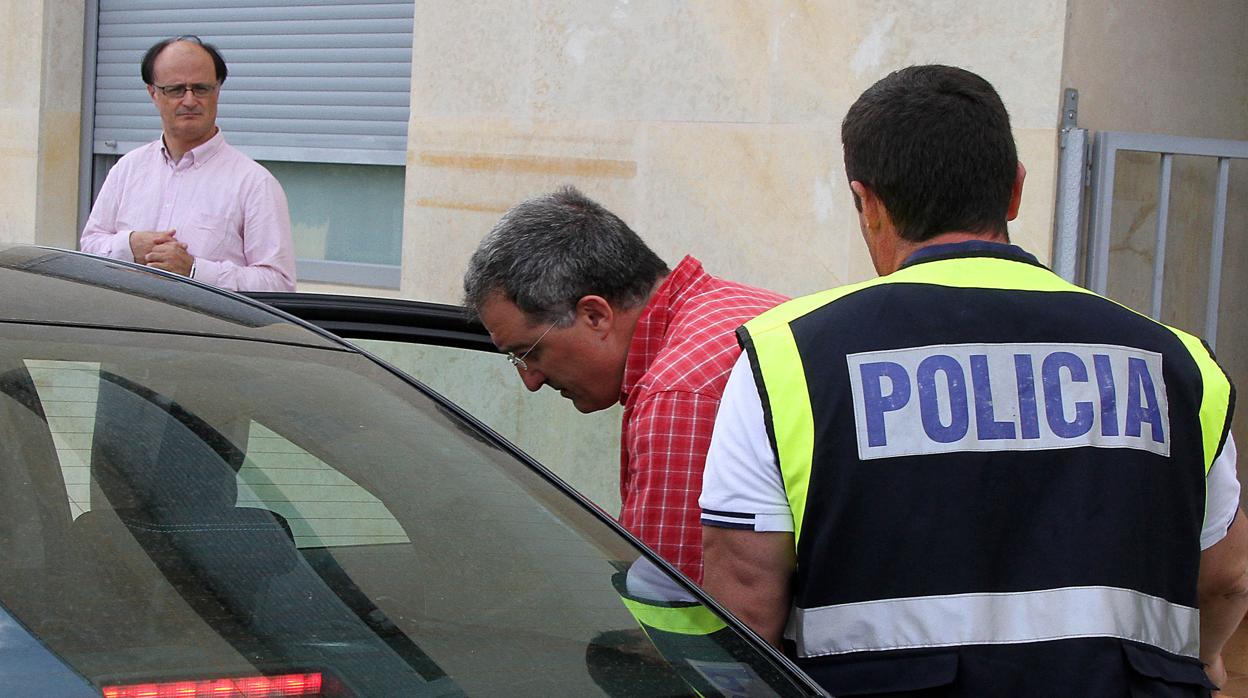 El alcalde de Astorga, Arsenio García, abandona su domicilio acompañado por varios agentes de la Policía