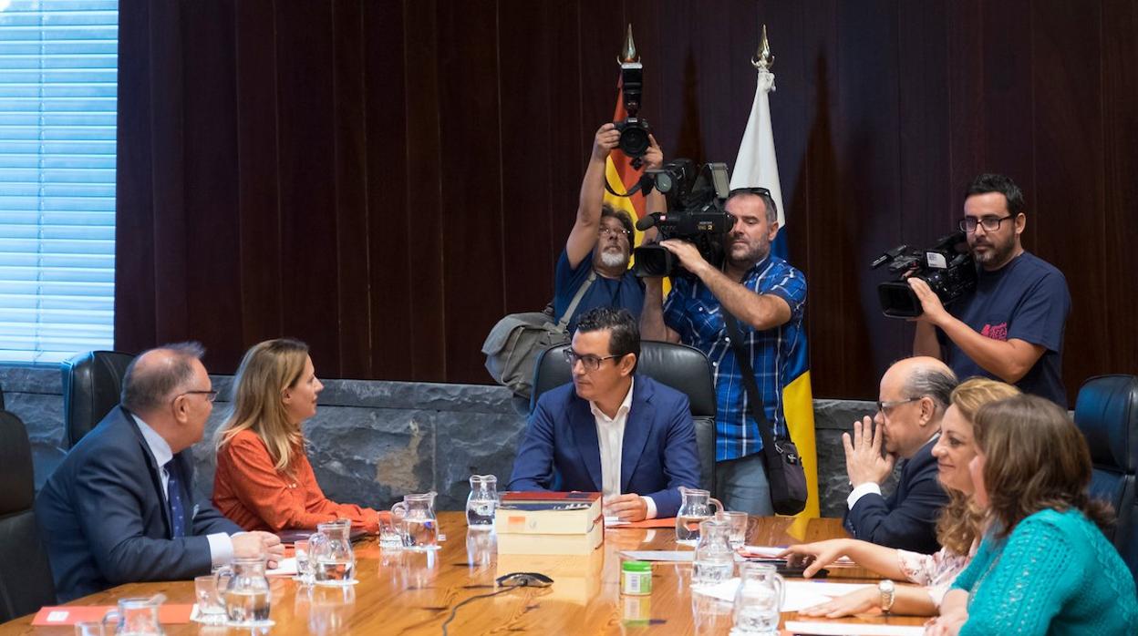 Pablo Rodríguez preside una reunión en la presidencia del Gobierno en Tenerife