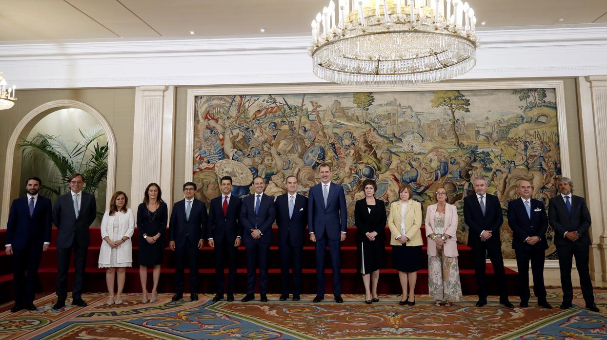 Don Felipe, durante la audiencia a la junta de gobierno del Colegio de Abogados de Madrid, esta mañana en el Palacio de La Zarzuela.