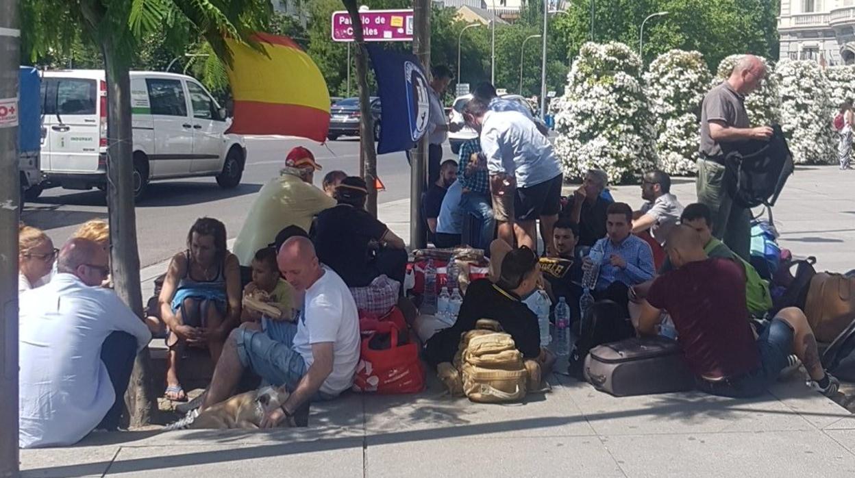 Acamapada de miembros del Hogar Social Madrid frente al Ayuntamiento de Madrid