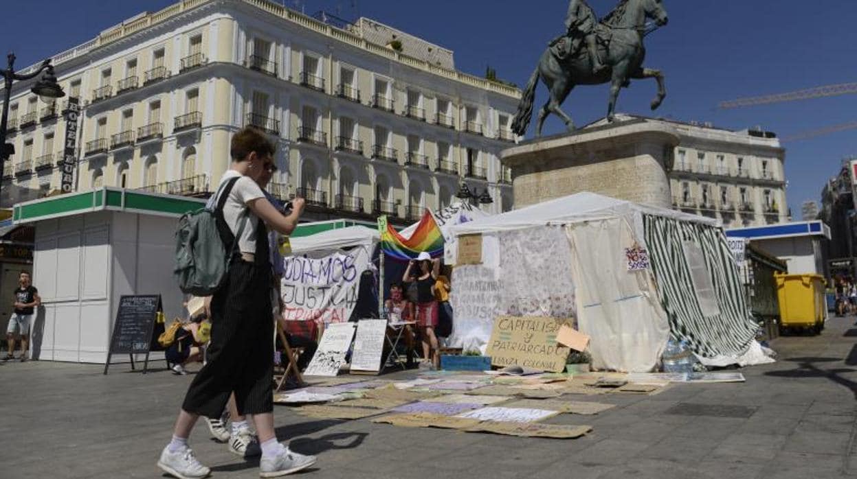 La Acampada Feminista, ayer, atrincherada entre los puestos del Orgullo, en la Puerta del Sol