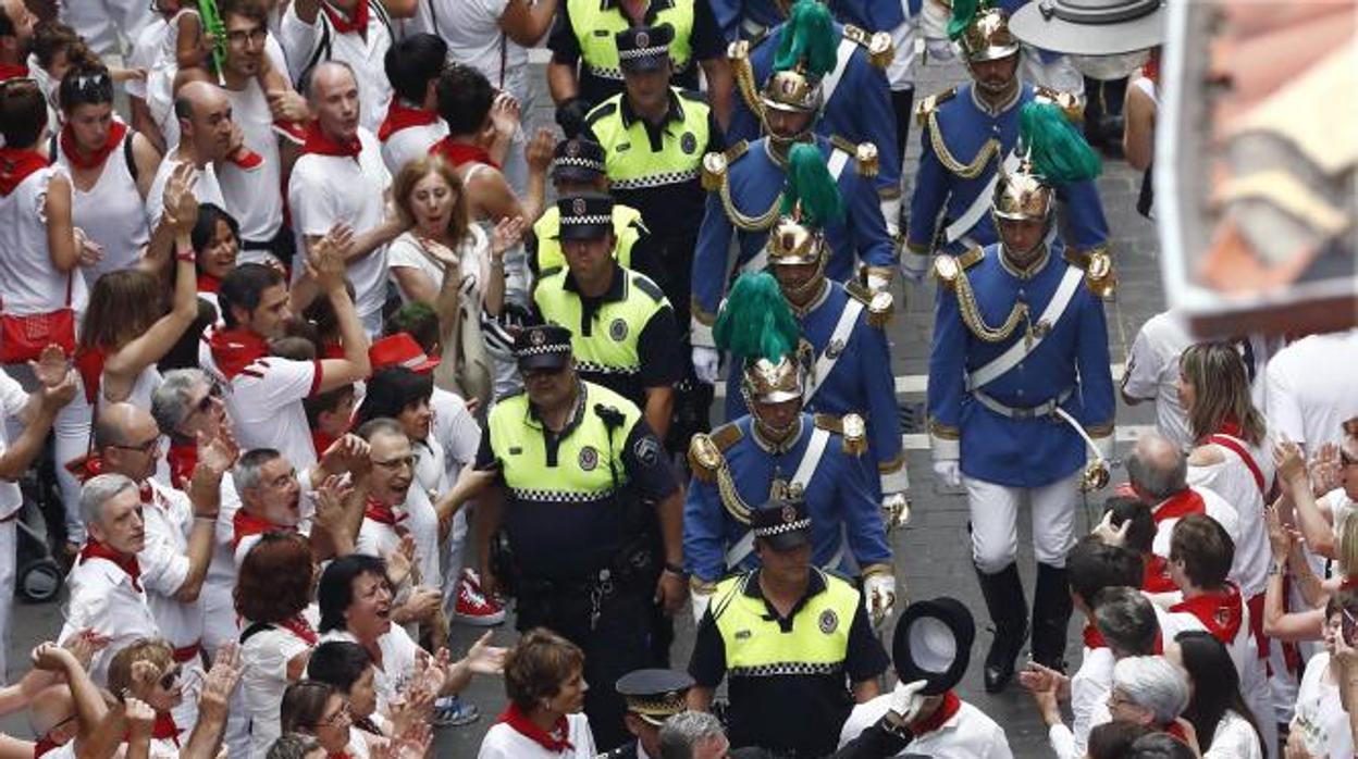 El alcalde de Pamplona, Joseba Asirón, saludando a los vecinos en imagen de archivo