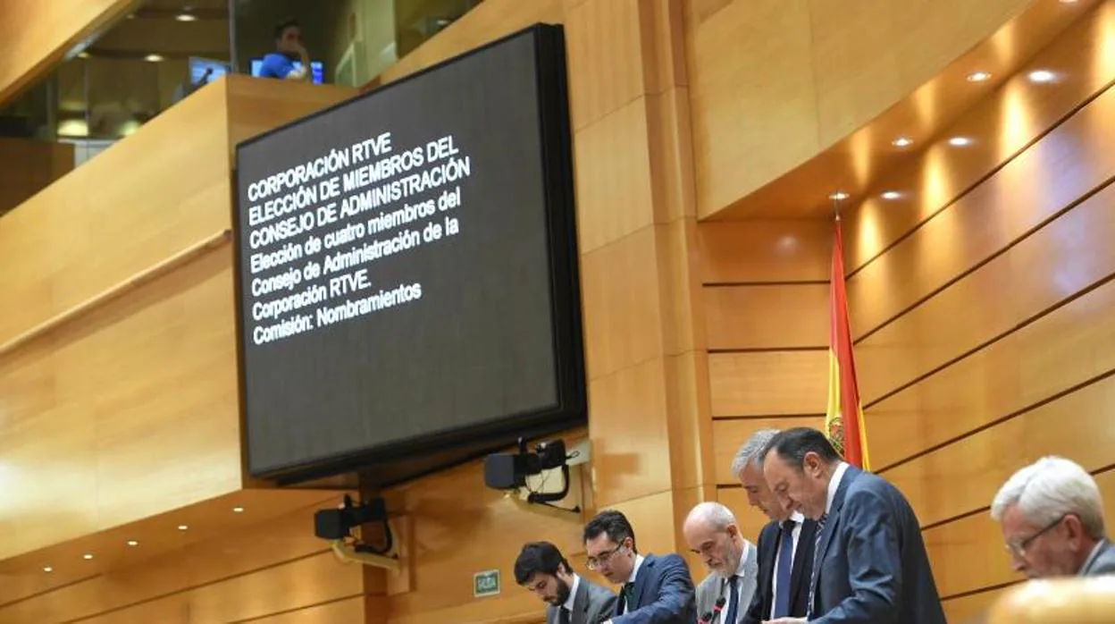 La Mesa del Senado recuenta los votos para elegir a los consejeros de RTVE el pasado martes