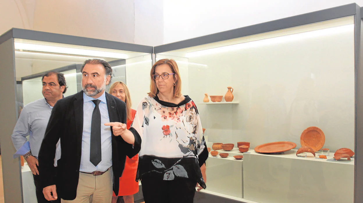 La presidenta de la diputación de Palencia y el alcalde de Saldaña, ayer durante su visita al museo