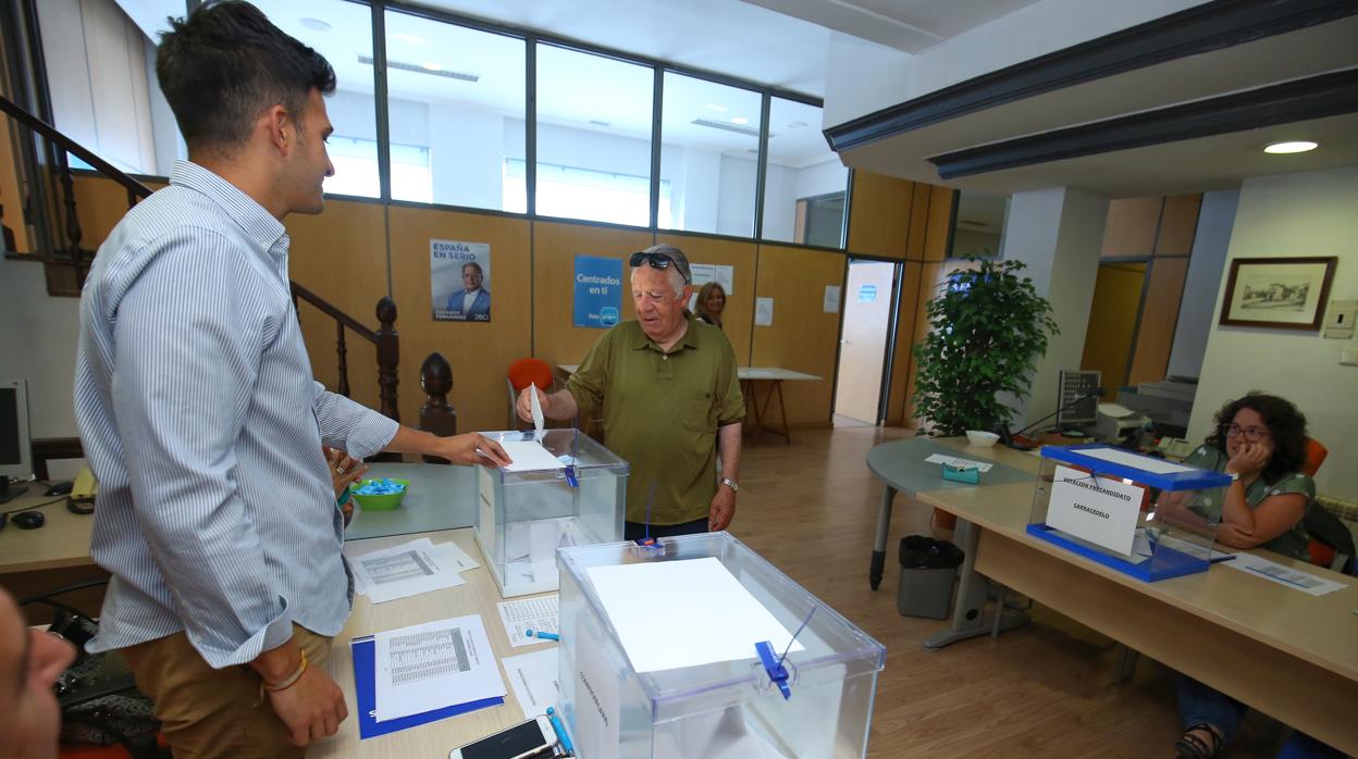 Votaciones en Ponferrada para elegír al nuevo presidente del PP