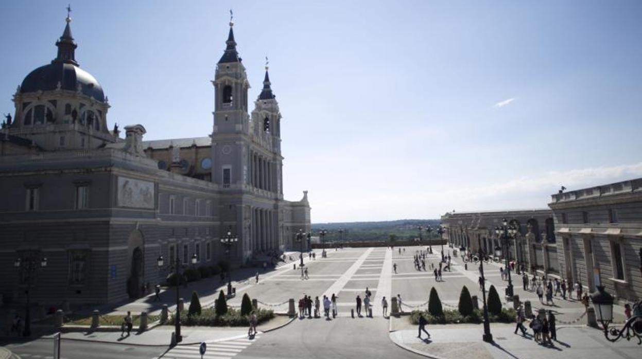 Al fondo, el mirador de la Cornisa, ahora tapado por una valla