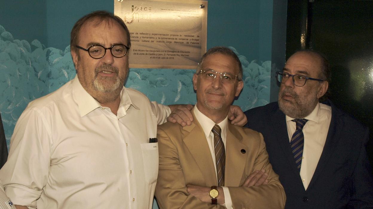 Rey, con un profesor y el director del IES Jorge Manrique de Palencia