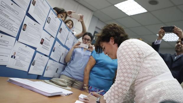 Sáenz de Santamaría gana en la Comunidad Valenciana pero Casado se impone en Valencia y Castellón ciudad