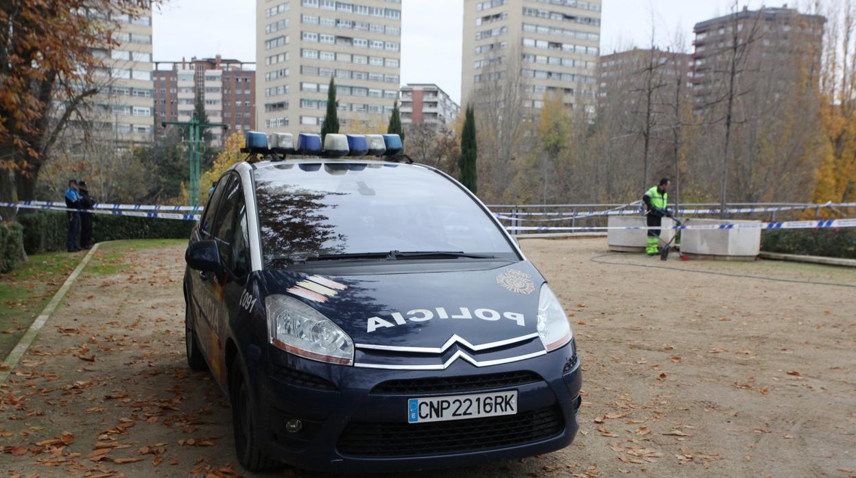 Coche de policía en el parque de La Rosaleda