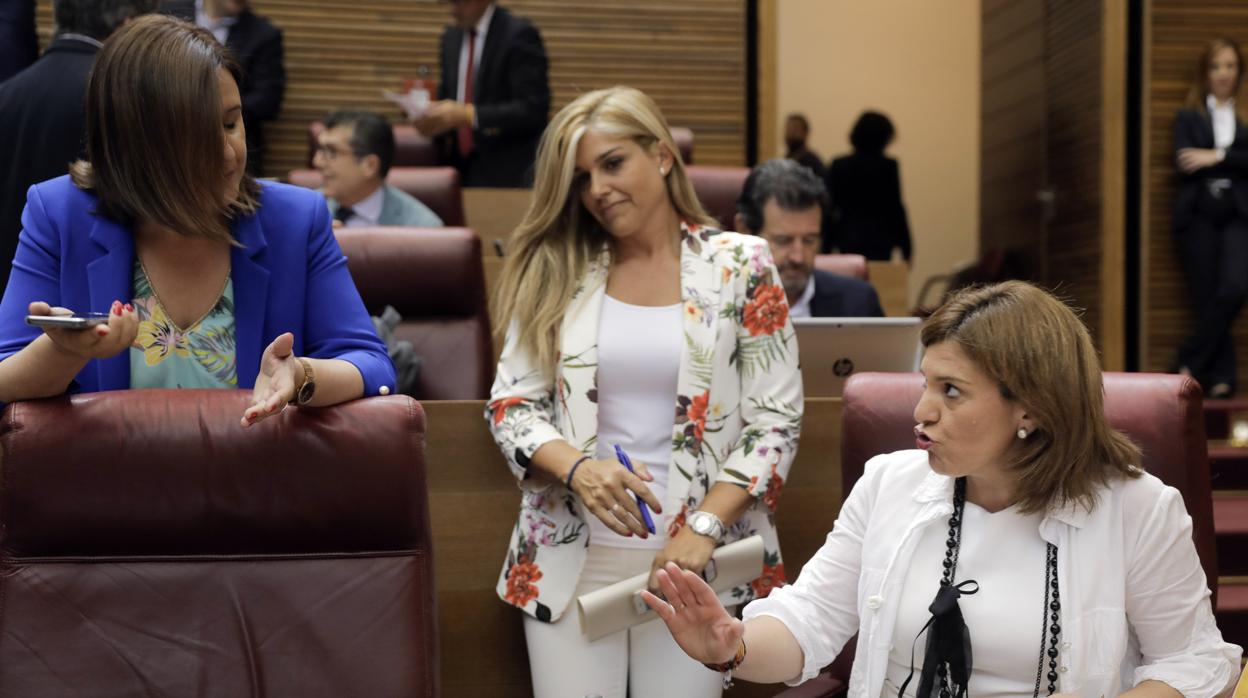 Isabel Bonig, Eva Ortiz y María José Catalá, en las Cortes Valencianas