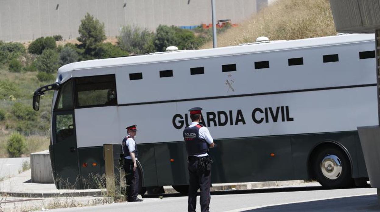 Ayer, llegando a la cárcel catalana de Brians II en Sant Esteve Sesrovires (Barcelona), el autobús con los presos Oriol Junqueras, Raul Romeva, Jordi Sanchez y Jordi Cuixart