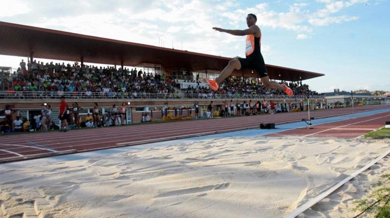 Juan Miguel Echevarría se eleva sobre el foso de las pistas de atletismo de la Fuente de la Niña en Guadalajara