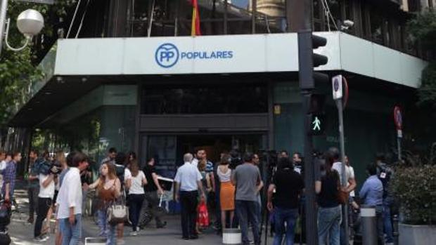 Los afiliados del PP votan, los 3.184 delegados deciden