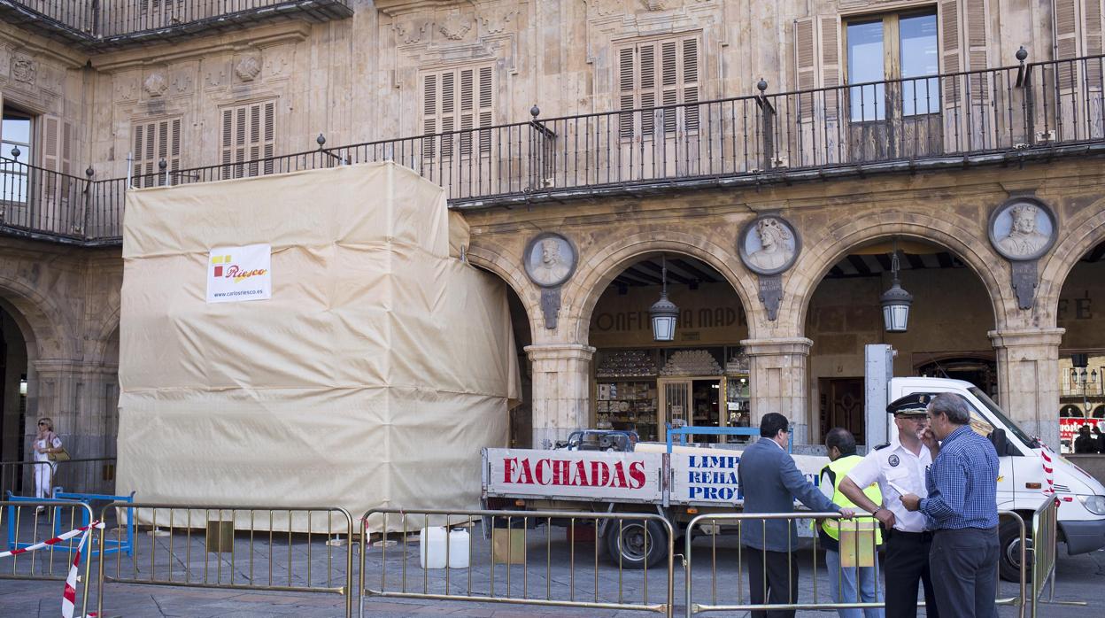 Comienza la retirada del medallón de Franco de la plaza Mayor de Salamanca