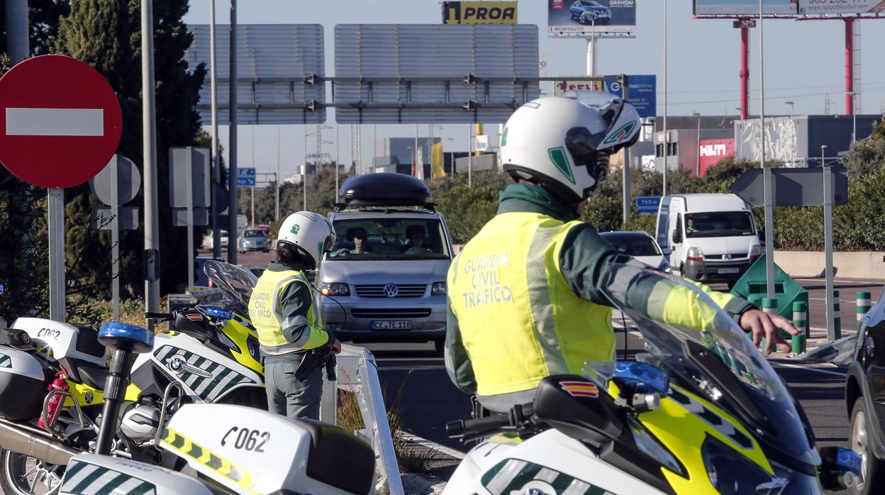 Agentes de la Guardia Civil de tráfico en una imagen de archivo