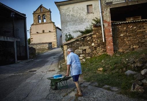 Un hombre camina por una calle deshabitada de Madarcos