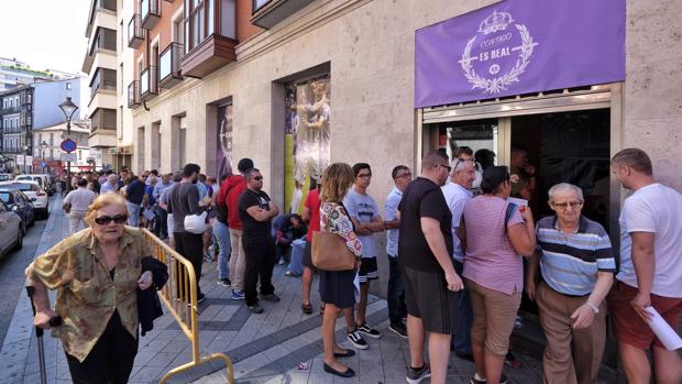 Largas colas para hacerse con un abono del Real Valladolid