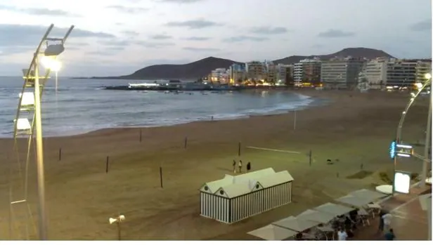 En directo: así de primaveral se encuentra la playa de Las Canteras, Gran Canaria