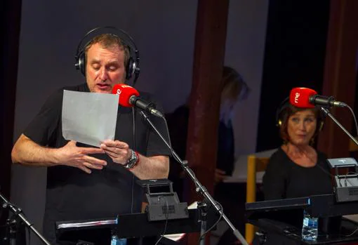 Los actores Fernando Cayo y Verónica Forqué, durante el pase gráfico de la nueva ficción sonora de Radio Nacional «Casa con dos puertas mala es de guardar»