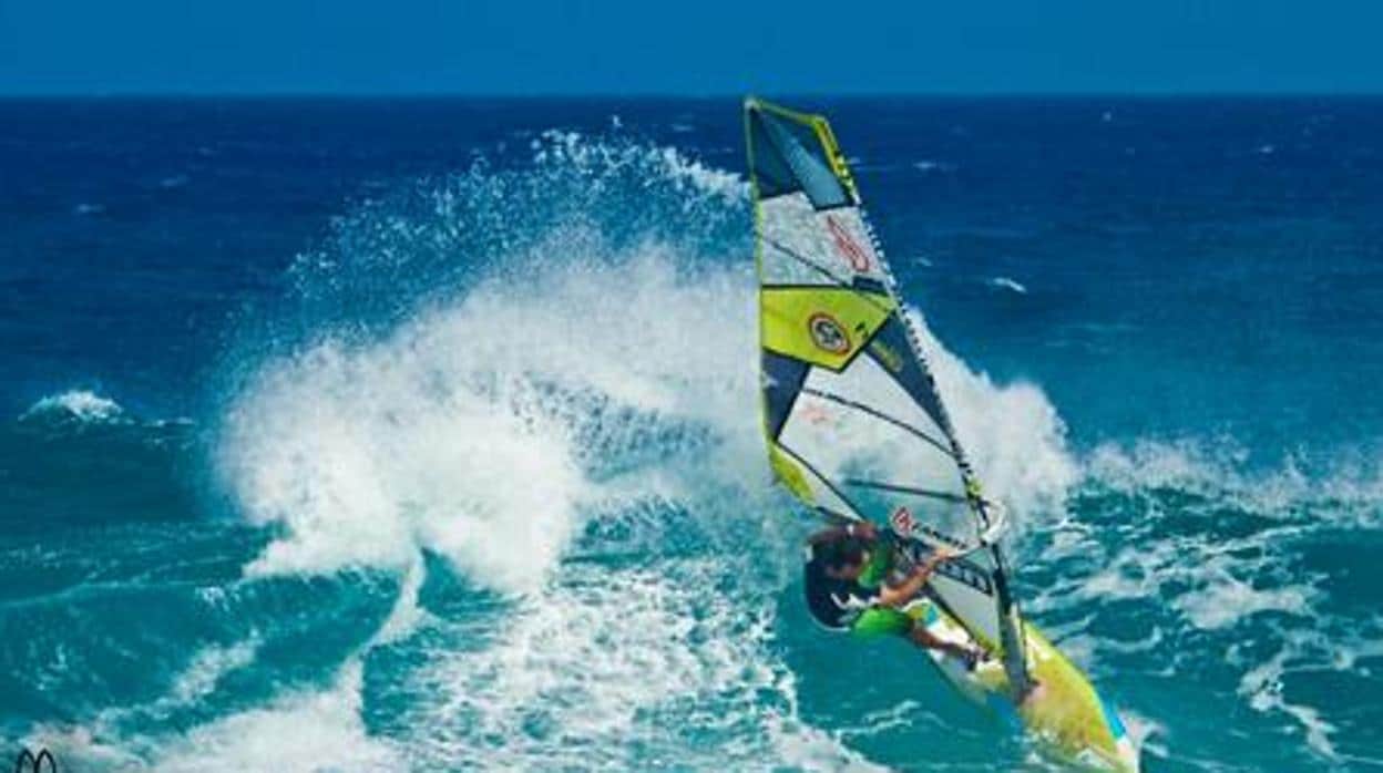 Un muerto haciendo windsurf en Fuerteventura