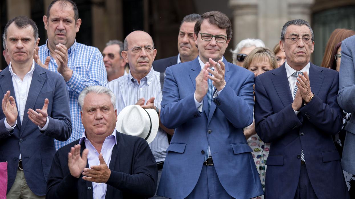 El capitán Juan José Aliste -el segundo por la izquierda- junto al alcalde de Salamanca y el subdelegado del Gobierno en la provincia