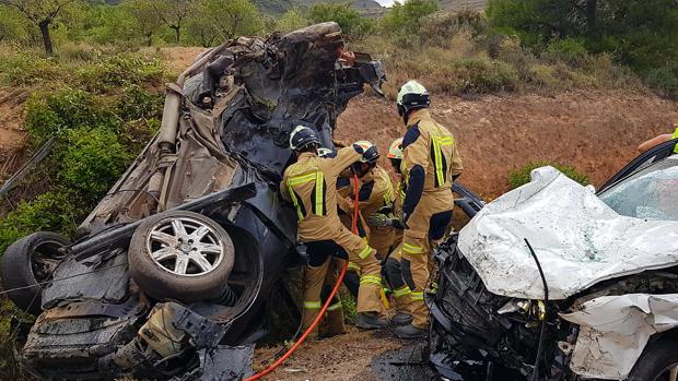 Dos muertos y tres heridos en un choque frontal entre El Frasno y Saviñán