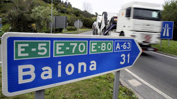 La muerte del hombre hallado en un aparcamiento de Baiona pudo haber sido un homicidio