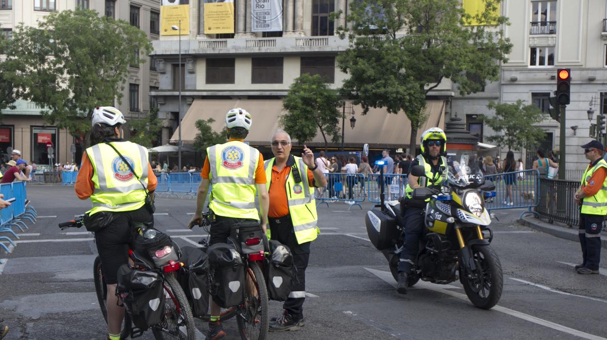 Voluntarios de Protección Civil y un policía municipal, en el Orgullo Gay