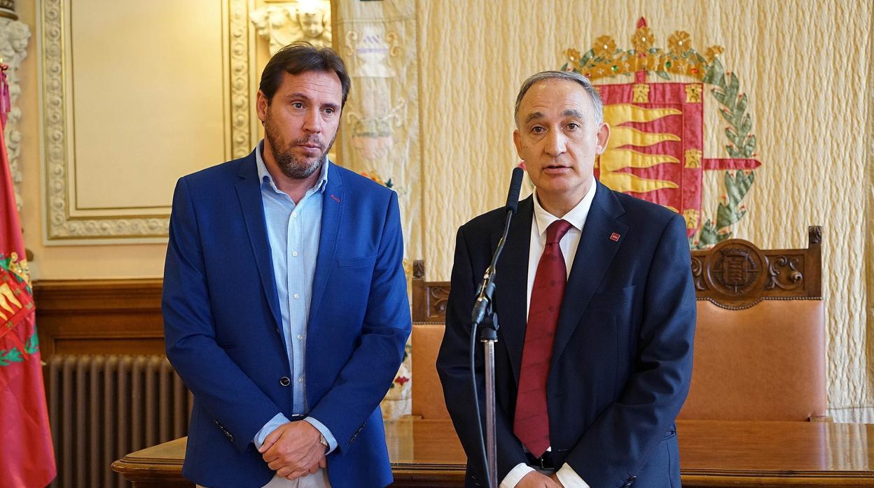 El alcalde, Óscar Puente, y el rector de la Universidad de Valladolid, Antonio Largo