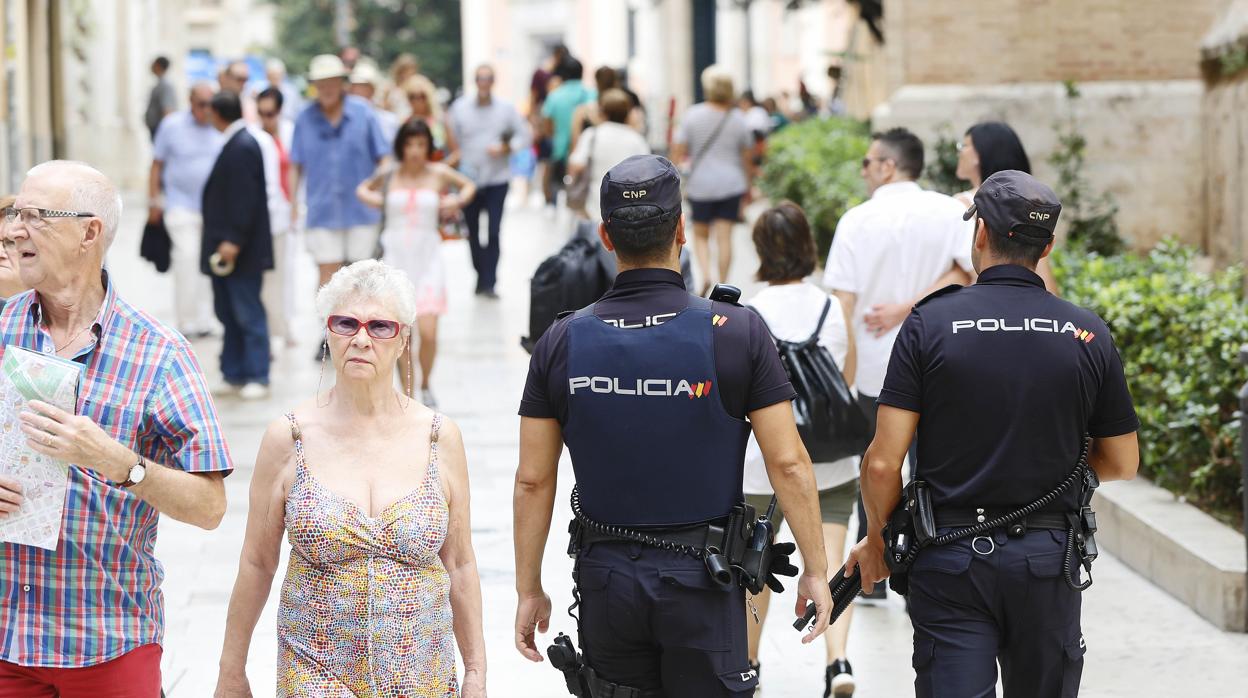 Imagen de dos agentes de la Policía en Valencia